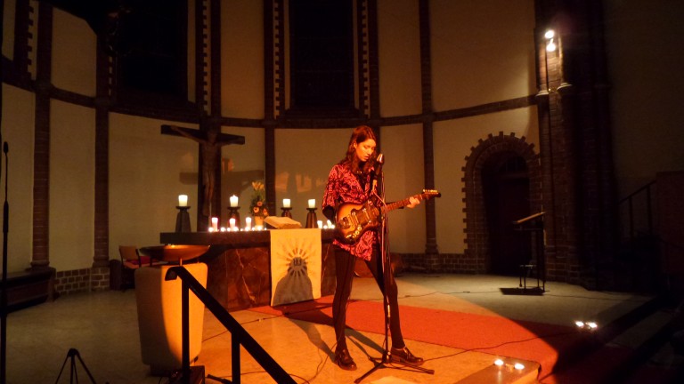 Rosa Mercedes in der Kirche. Berliner Songwritertrio „The Secret Chord Collective“ vereint Nathan Vanderpool, Inger Nordvik und die bereits Erwähnte