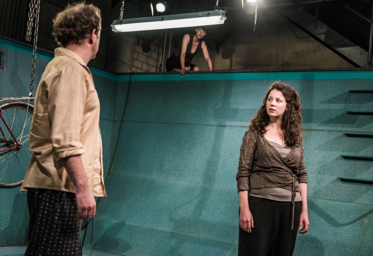 Anpassen, um nicht aufzufallen – Zum Stück „Welches Jahr haben wir gerade“ von Afsane Ehsander
