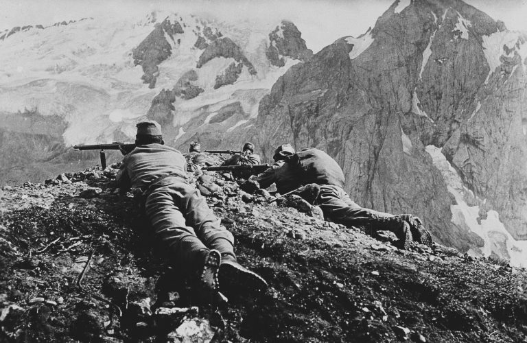 Österreichisch-ungarische Soldaten auf dem Pardoi-Pass.