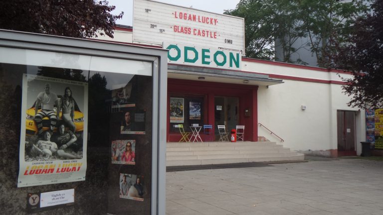 Werbung für den Spielfilm LOGAN LUCKY im Odeon-Kino in Berlin-Schöneberg, eine Komödie mit Adam Driver und Channing Tatum. Der Film läuft 2024 im Free-TV