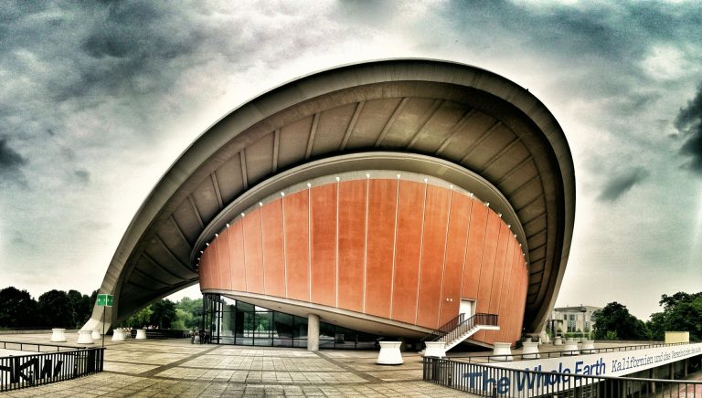 In der Schwangeren Auster ist das Haus der Kulturen der Welt untergebracht.