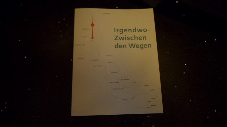 Die Erstausgabe von "Zwischen den Wegen", herausgegeben von Jennifer Herbst und Bianca Monroy (Berlin 2017).