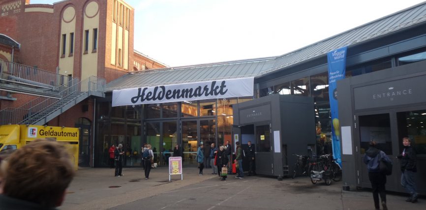 Eingang "Heldenmarkt" in der Station Berlin am Gleisdreieck.
