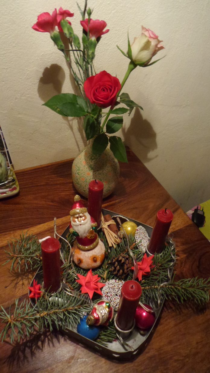Adeventskranz, Heiligabend, 4. Advent, vierter Advent, Kerze brennt, 4 Kerzen, Weihnachtsschmuck