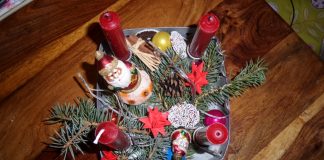 Was soll ich dieses Jahr feiern? Den vierten Advent? Da war doch noch ein anderer Festtag am Sonntag, den 24. – Moment, gleich fällt es mir ein … Adeventskranz, Heiligabend, 4. Advent, vierter Advent, Kerze brennt, 4 Kerzen, Weihnachtsschmuck