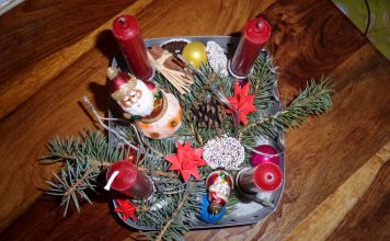 Was soll ich dieses Jahr feiern? Den vierten Advent? Da war doch noch ein anderer Festtag am Sonntag, den 24. – Moment, gleich fällt es mir ein … Adeventskranz, Heiligabend, 4. Advent, vierter Advent, Kerze brennt, 4 Kerzen, Weihnachtsschmuck