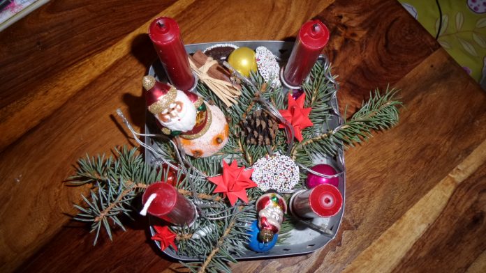 Adeventskranz, Heiligabend, 4. Advent, vierter Advent, Kerze brennt, 4 Kerzen, Weihnachtsschmuck