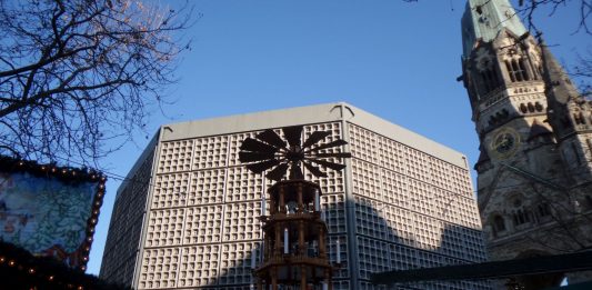 Der achteckige Neubau der Gedächtniskirche von Egon Eiermann am Vortag des Jahrestages des Anschlages auf den Weihnachtsmarkt auf dem Brietscheidplatz.