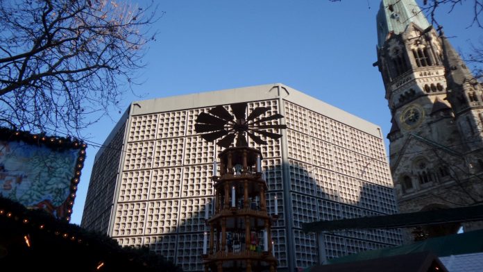 Der achteckige Neubau der Gedächtniskirche von Egon Eiermann am Vortag des Jahrestages des Anschlages auf den Weihnachtsmarkt auf dem Brietscheidplatz.