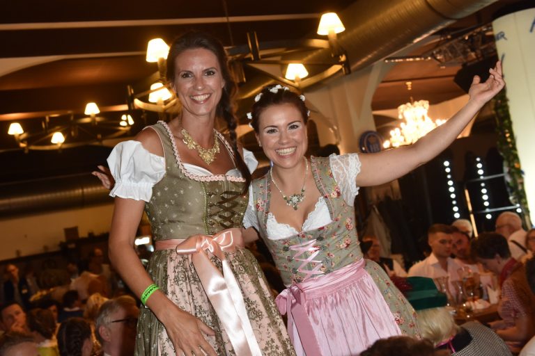 Nacht der Tracht im Hofbräu Berlin – Trachten von Angermaier und Haxen vom Vieh