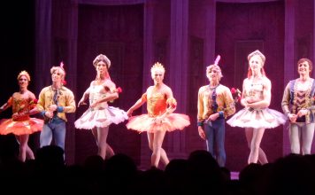 Da bleibt kein Auge trocken: die „Trocks“ im Admiralspalast in Berlin! Les Ballets Trockadero de Monte Carlo – für alle ein Spaß Nach der Vorstellung: Tänzer des "Les Ballets Trockadero de Monte Carlo" aus New York bedanken sich beim Publikum