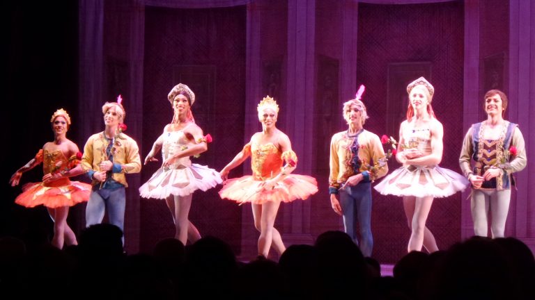 Nach der Vorstellung: Tänzer des "Les Ballets Trockadero de Monte Carlo" aus New York bedanken sich beim Publikum