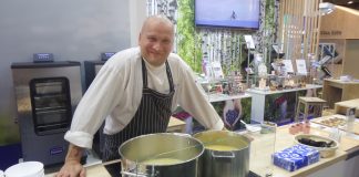 Superlecker Suppe, Seen und Wälder Finnlands. Sternekoch Sauli Kemppainen auf der Grünen Woche Der finnische Meisterkoch Sauli Kempainnen am Finnlandstand der Grünen Woche (IGW) 2018 in Halle 8