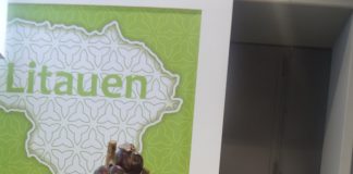 Ein Ameisenhaufen. Gut besuchte Grüne Woche in Berlin, deutschschweizer Dialekt, litauische Leckereien und ein Besuchstipp litauischer "Ameisenhaufen": Verköstigung für jedermann am Litauenstand der Grünen Woche IGW