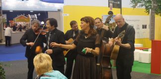 Sie laufen durch Hessen und Partnerland Bulgarien … Die Internationale Grüne Woche ist auch ein Ort für Musik, Tanz und kleine Konzerte Musikgruppe Walk-a-tones in Hessen-Halle 22 auf der83. Internationalen Grüne Woche IGW 2018