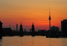 Ein Sommerfest auf einer Insel in der Spree Berlin