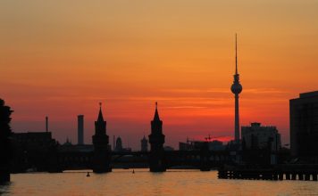 Ein Sommerfest auf einer Insel in der Spree Berlin