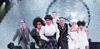 Frau Luna – eine glitzernde, schillernde Reise-Revue zum Mond im Tipi am Kanzlerinnenamt Frau Luna