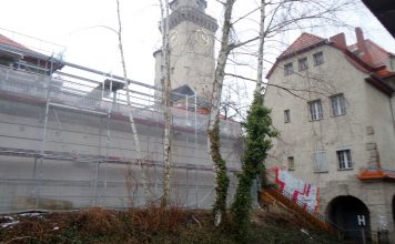 Transformation: Konzert in Straumers Umspannwerk. Saarländer Ro Gebhardt mit Gitarre in Berlin-Frohnau Blick vom S-Bahnhof Frohnau Richtung Ludolfingerplatz, Baustelle mit Richtfest im Vordergrund, Berlin-Frohnau