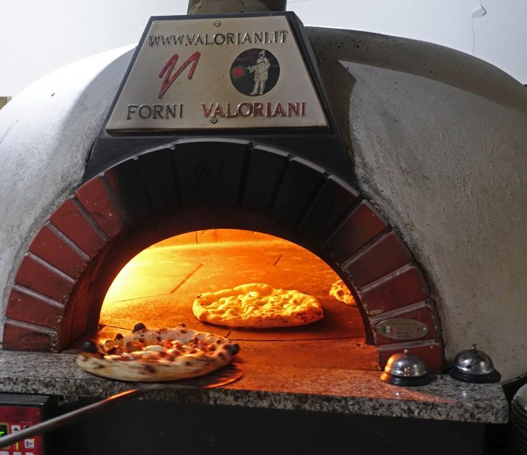 Pizza Napoletana im Ristorante Malafemmena in Berlin.