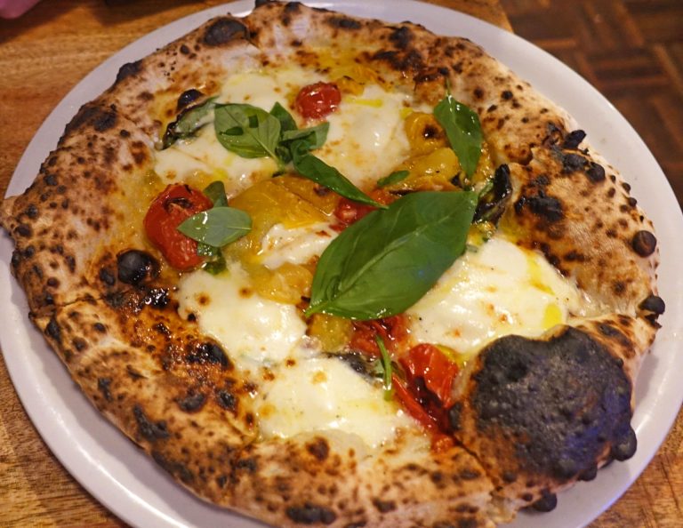 Pizza Napoletana im Ristorante Malafemmena in Berlin.