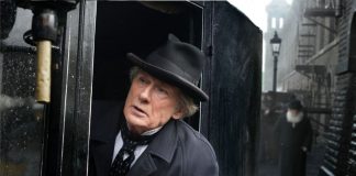 Bill Nighy galoppiert im Gothik-Gruselthriller „The Limehouse Golem“ als Inspector John Kildare durch Londons Gassen und Gossen Szene aus dem Film "The Limehouse Golem".
