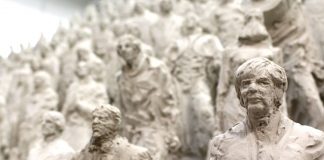 Skulpturengruppe TRANSIT gucken während des Gallery Weekend Berlin TRANSIT