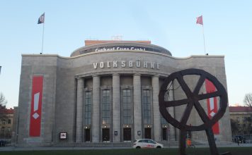 Ist es Zeit für „eine Kette rauchende, ungewaschene Weltikone, deren Schritt nach Brie riecht“? – „Iphigenie. Traurig und geil im Tauerland“ nach Euripides und Sargnagel, Stefanie Sargnagel Volksbühne Ost am 16. März 2016 noch mit Räuberrad.