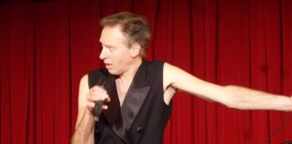 Ran is dran! Ein Geburtstagsgedicht für Rainer Anton Niedermeier Rainer Anton Niedermeier (RAN) bei Lesung (Performance) am 19. April 2018 im Roten Salon in Berlin-Mitte.