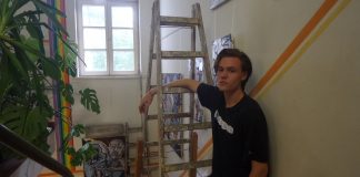 Unter die Oberfläche: „Cishuman“, erste Ausstellung von Nils Ben Brahim Nils Ben Brahim beim Aufbau seiner ersten Ausstellung