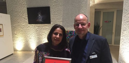 Künstlerin Rosaana Velasco mit Auktionator in der Mexikanischen Botschaft Berlin