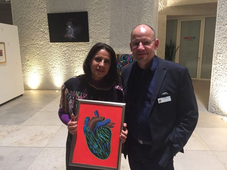 Künstlerin Rosaana Velasco mit Auktionator in der Mexikanischen Botschaft Berlin