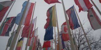 Ab wann ist eine Weltreise eine Weltreise? Egal, was kommt kommt im August nach der WM Fahnen vor Halle 19 der Messe Berlin am Hammerskjöldplatz in Berlin-Charlottenburg