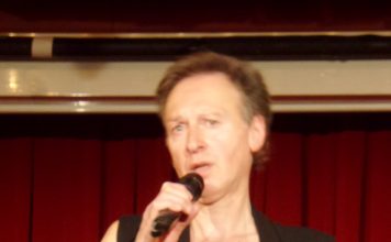 Wortgewand. Ein Gedicht Rainer Anton Niedermeier im April 2018 im Roten Salon der Volksbühne in Berlin-Mitte