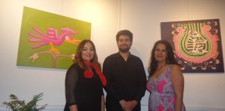 Mexiko gewinnt, wenn Liliana Cobos singt. Mit Eric Trejo (Gitarre) auf dem Streetfoodmarkt Liliana Cobos mit Musiker Erik in Rosaana Velascos Ausstellung "Bezaubernde Blicke", in der Vernissage am 8. Mai 2018