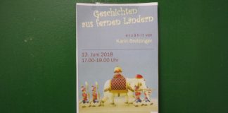 Aus fernen Ländern: Karin Bretzinger erzählt Geschichten Handzettel am Schwarze Brett der Gitschiner 15 in Kreuzberg für Veranstaltung in Wedding