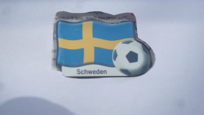 Zweimal Schweden und Fußball. Symbol für die Nationalmannschaft der Herren oder Damen.