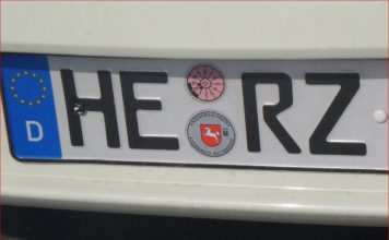 Sie haben es getan! Niedersachsen führt mit dem 31.10. einen neuen Feiertag ein Autokennzeichen aus Helmstedt an einem weißen Auto am Bahnhof Wolfsburg.