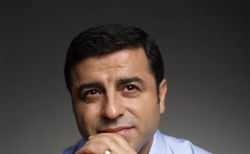 „Morgengrauen – Geschichten eines politischen Gefangenen“, gelesen für Selahattin Demirtas im Berliner Maxim-Gorki-Theater Selahattin Demirtas