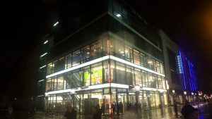Buchhandlung Goethe- Ecke Wilmersdorfer Straße in der Westberliner Fußgängerzone 2016, am Abend, im Dunkeln