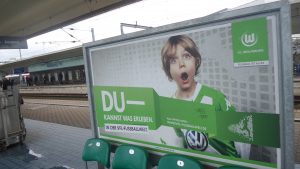 Sport in WOB: Fußball. Plakat am Hauptbahnhof im November 2016