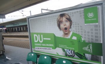 Raus aus dem Glaskasten. Wie Autisten sich die Welt erobern/ Film Sport in WOB: Fußball. Plakat am Hauptbahnhof im November 2016. Waren die Ur-Wochenendrebellen da schon unterwegs? Das Plakat mit Fußballbezug ist wie geschaffen für die beiden Filme über die "Rebellen" mit Jason und seine Autismus-Spektrum-Störung, Der Film Raus aus dem Glaskasten - Wie Autisten sich die Welt erobern zeigt die echten Wochenend-Rebellen unterwegs, an denen die Schauspieler und Regisseure sich orientiert haben. "Raus aus dem Glaskasten" ist noch bis Mitte April 2024 gratis in der ARD-Mediathek.