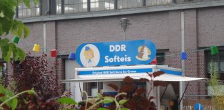 Du Weicheis. DDR-Softeis ist ein real existierendes Phänomen "Original-DDR-Softeis"-Bude auf dem Festival "Berlin lacht!" auf dem Dorothea-Schlegel-Platz vor dem S-, U- und Fernbahnhof Friedrichstraße an der Stadtbahn