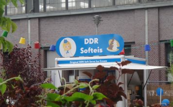 „Ein anderes Land. Jüdisch in der DDR“ – Eine neue Ausstellung im JMB "Original-DDR-Softeis"-Bude auf dem Festival "Berlin lacht!" auf dem Dorothea-Schlegel-Platz vor dem S-, U- und Fernbahnhof Friedrichstraße an der Stadtbahn