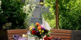 „Zu Tisch, zu Tisch!“ – Jazz-Picknick im Innenhof des Landesmuseums Mainz Ein gedeckter Tisch im Innenhof des Landesmuseums Mainz.
