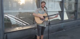 Power to Pow-ric! Dieser Sommer begünstigt Straßenmusiker wie Padraig McLoughlin Straßenmusiker von den britischen Inseln in Berlin am Potsdamer Platz