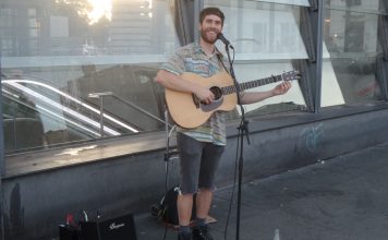 Power to Pow-ric! Dieser Sommer begünstigt Straßenmusiker wie Padraig McLoughlin Straßenmusiker von den britischen Inseln in Berlin am Potsdamer Platz