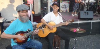 Zeig Courage! Berlin feiert mit Live-Musik am Leopoldplatz Musiker auf dem Zeig-Courage-Fest