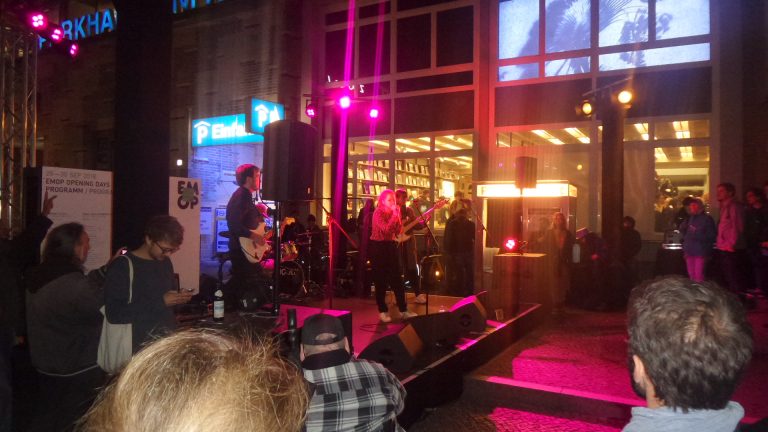 Eröffnung EMOP 2018 in Berlin vor Delphi Lux und C/O Berlin gegenüber Jebensstraße am Bahnhof Zoologischer Garten in Charlottenburg