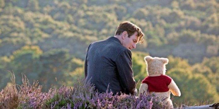 Christopher Robin mit Teddybär.